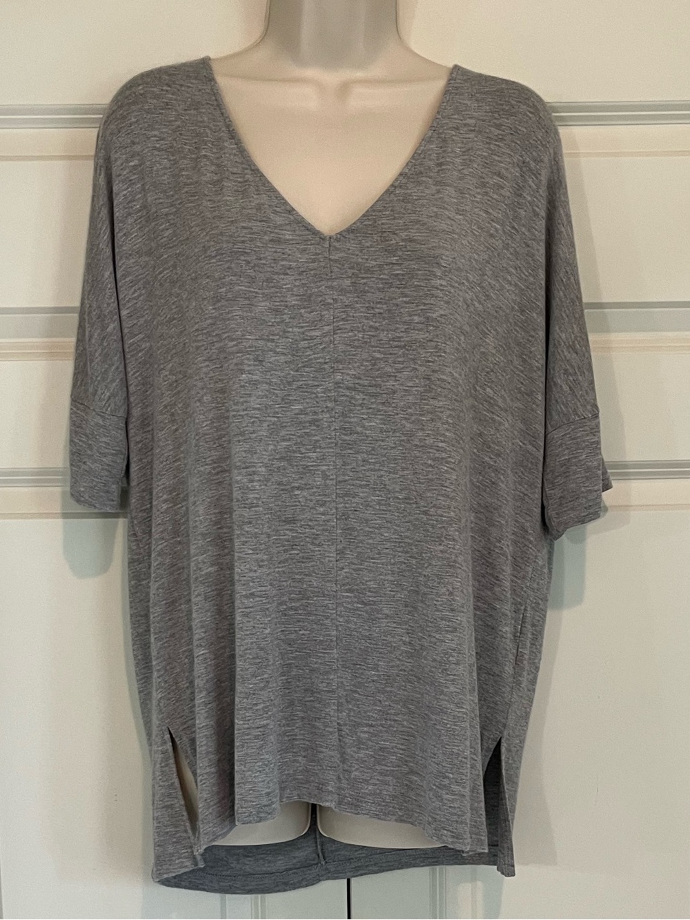 CQ by CQ Gray Oversized Short Sleeve V Neck Tee Size Small